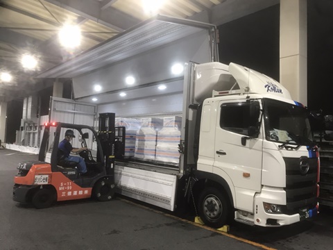 トラックからの荷降ろし