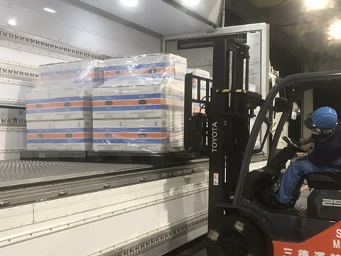 トラックへのワクチン積み込み