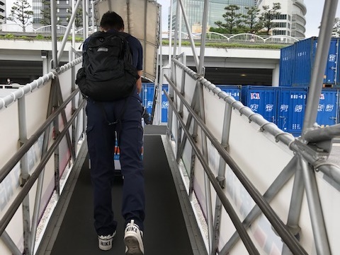 ワクチンを台車でフェリーに積み込み