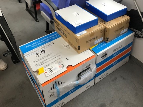 フェリー船内（客室）に固定して輸送されるワクチン