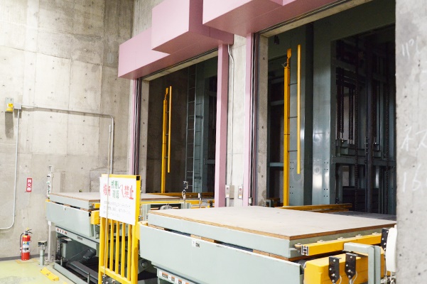 荷物用エレベーター(太田倉庫)